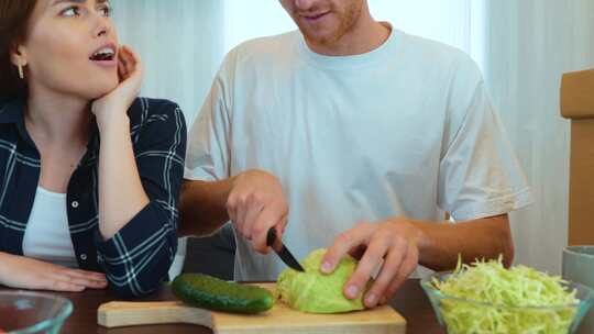 幸福的高加索夫妇站在新房子里一起准备食物