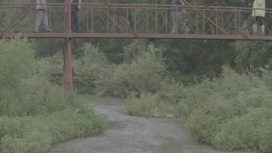 居住在山里的人过河经过小桥LOG视频素材模板下载