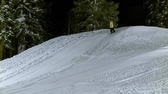 滑雪板选手进行滑雪表演