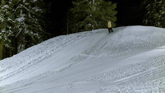 滑雪板选手进行滑雪表演视频素材模板下载
