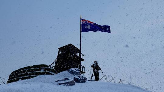 雪天边境上的澳大利亚士兵