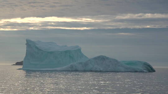 冰山漂浮在海洋上