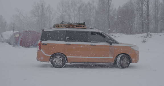 北方大雪纷飞的冬季