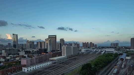 城市铁路与高楼全景