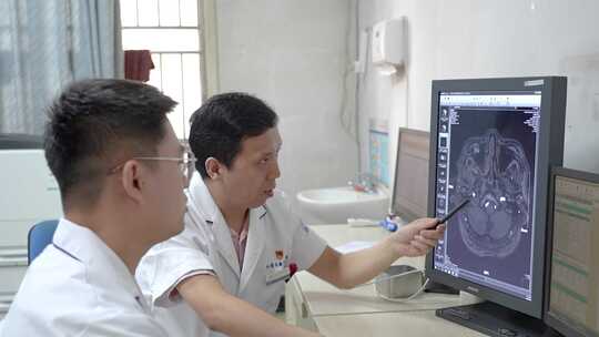 医院医生用设备给病人做CT检查