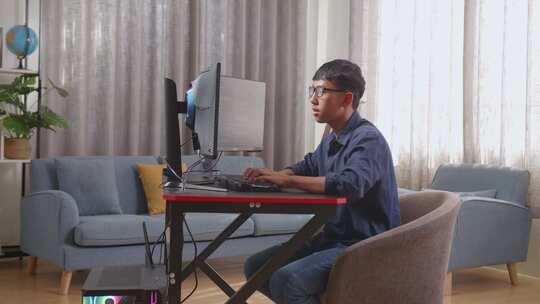 亚洲男孩程序员打哈欠和睡觉，同时创建创新的软件工程师开发应用程序