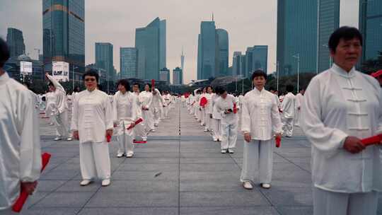 广场上练太极的中国人