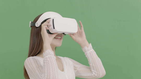女孩使用VR眼镜-绿幕