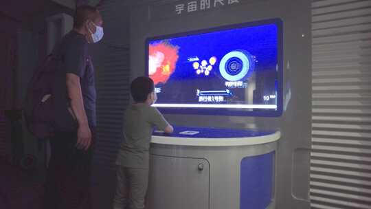 科技馆展示的宇宙模型器材