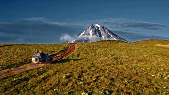 吉普车驶过火山天线