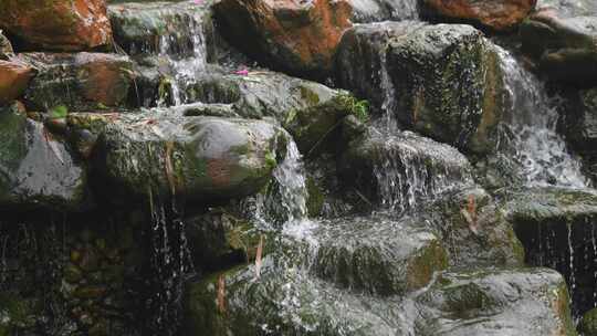 雨天的公园假山瀑布流水