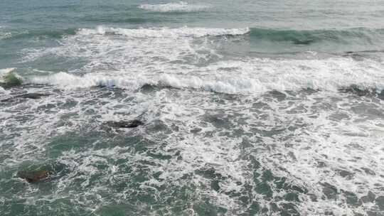 航拍海浪冲向岸边视频素材模板下载