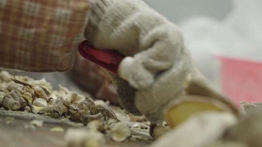 手工艺：传统的食用菌加工方法视频素材模板下载