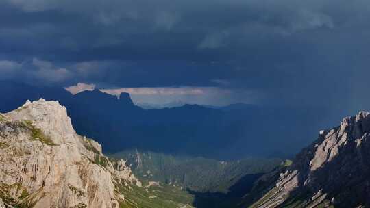 险峻的山峰