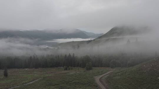 新疆禾木航拍穿云层