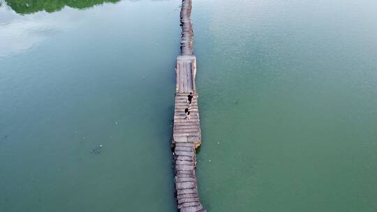 湖面上古老的石桥长桥