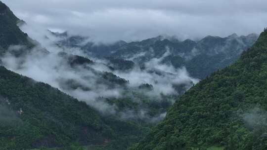 航拍雨后山村云雾 4k 超清素材