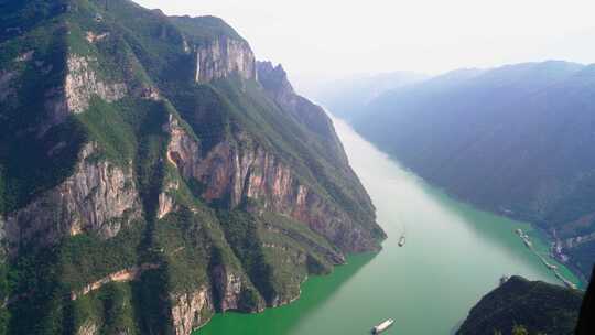 船舶行驶在风光秀丽的长江三峡巫峡