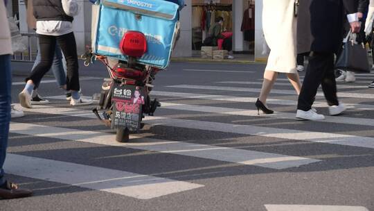 城市街道路口行人脚步景观