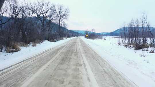 白雪覆盖道路的无人机镜头