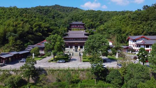 航拍大山里的寺庙