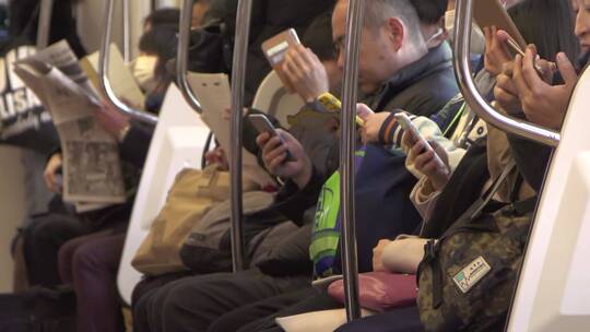 通勤者使用智能手机