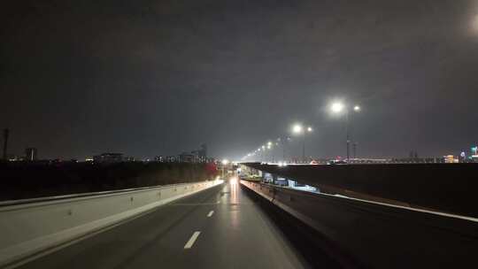 城市夜晚开车第一视角汽车窗外沿途风景马路