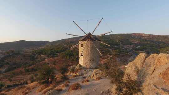 日落时古老的传统历史石头风车