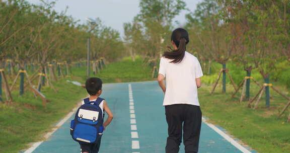 母子相伴上学