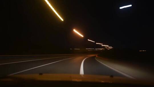 城市道路上的夜灯和交通