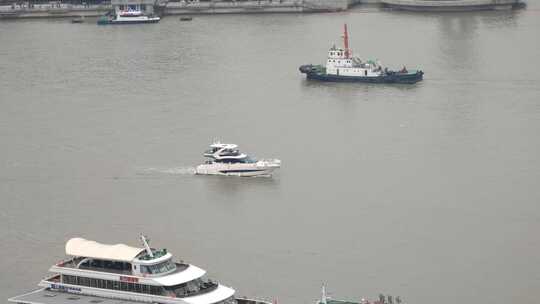 一艘游艇在上海黄浦江上航行