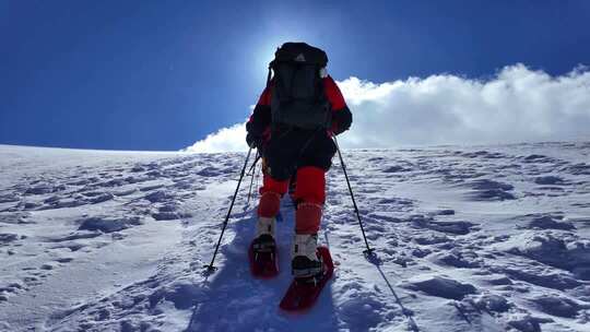 风雪中攀登慕士塔格雪山的登山者