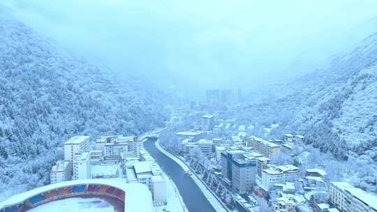 雪后小镇全景，银装素裹美如仙境