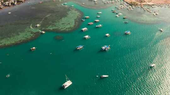 蓝色海湾中的旅游船