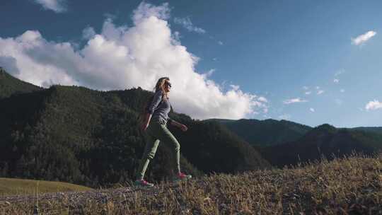 山云背景下的女孩旅行者