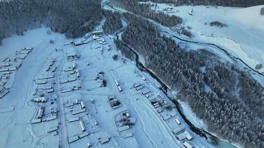 新疆阿勒泰冬季大雪覆盖的禾木村