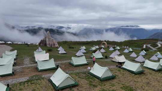 户外露营地帐篷房屋全景