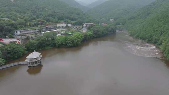 雨后泰山，俯瞰飞瀑流泉