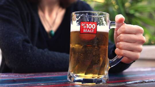 啤酒制造生产喝啤酒啤酒泡沫啤酒杯特写