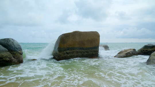 海南三亚海边海滩海浪石头岩石