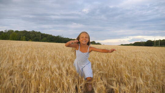 小女孩在麦田上奔跑