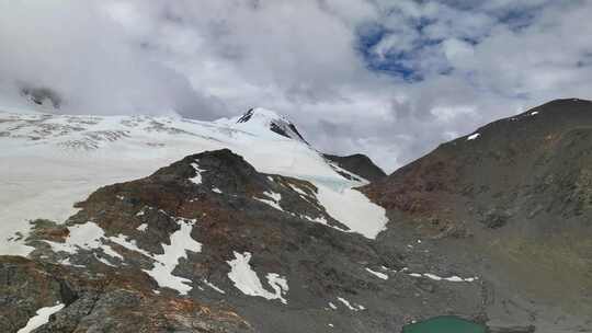 航拍川西沙鲁里山脉加拉本森雪山冰川