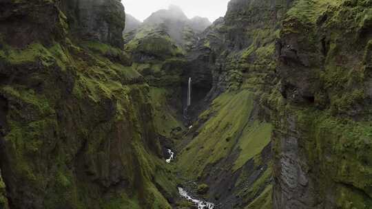 4k风景航拍冰岛羽毛峡谷瀑布推进镜头