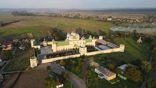 空中拍摄村庄Mezhyrich。Upc的圣三一修道院。乌克兰