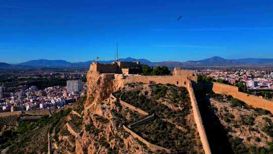 西班牙阿利坎特卡斯蒂略·德·圣巴巴拉的航拍镜头，背景是这座城市。旧的