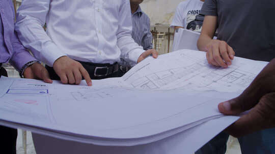 非洲坦桑尼亚工地工程师讨论建筑图纸细节