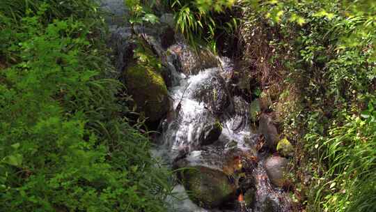 山涧溪流水流