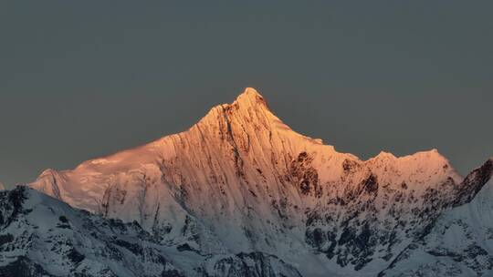 梅里雪山的日照金山视频素材模板下载