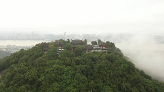 玉皇山穿云航拍云雾中的杭州玉皇山与八卦田