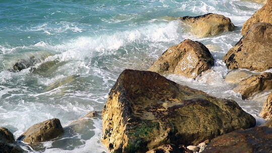 海水冲刷着岸边的礁石
